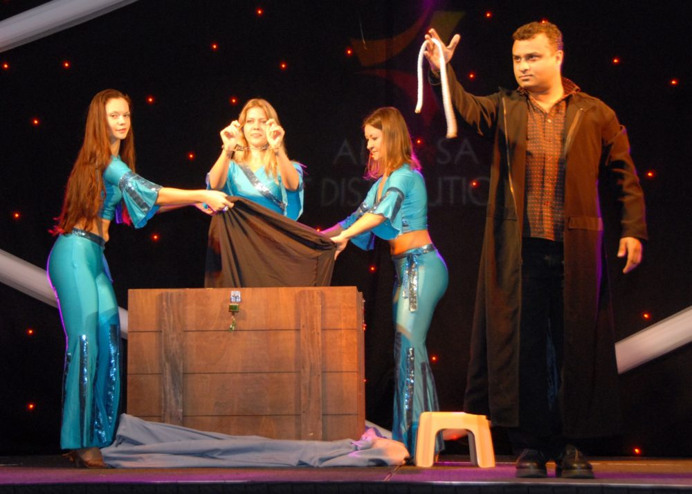 Magician and Illusionist in Dubai – Future Vision